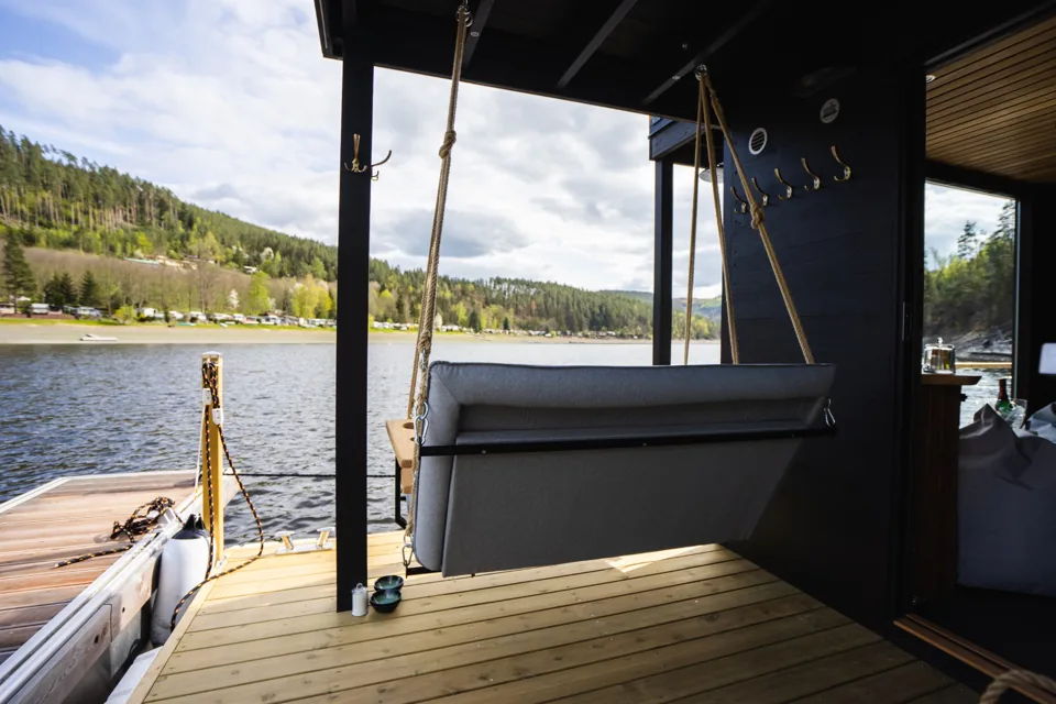 Die Tür auf. Den See vor euch.
